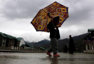 Rain lashes J&K, to continue for 24 hrs | Rain lashes J&K, to continue for 24 hrs