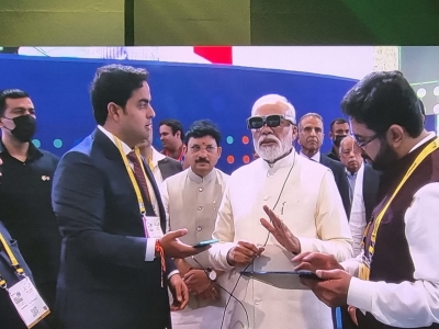 Modi drives 5G-enabled remote car, experiences AR-VR wearables | Modi drives 5G-enabled remote car, experiences AR-VR wearables