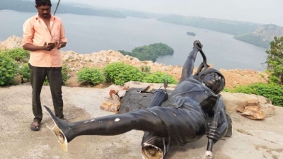 Guj Police searching for 3 suspects for damaging Birsa Munda statue | Guj Police searching for 3 suspects for damaging Birsa Munda statue Guj Police searching for 3 suspects for damaging Birsa Munda statue | Guj Police searching for 3 suspects for damaging Birsa Munda statue