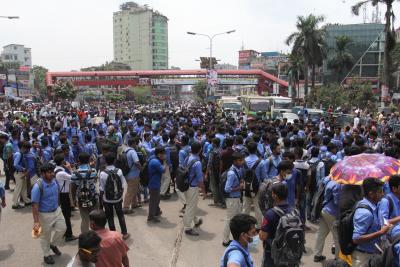Bangladesh: Over 600 unpaid workers block Dhaka-Mymensingh highway | Bangladesh: Over 600 unpaid workers block Dhaka-Mymensingh highway