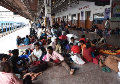 Agnipath protests: Commuters stranded as several trains cancelled | Agnipath protests: Commuters stranded as several trains cancelled