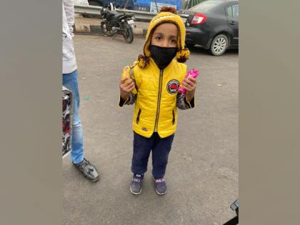 Four-year-old samaritan distributes biscuits, bananas to protesting farmers at Delhi-Ghazipur border | Four-year-old samaritan distributes biscuits, bananas to protesting farmers at Delhi-Ghazipur border Four-year-old samaritan distributes biscuits, bananas to protesting farmers at Delhi-Ghazipur border | Four-year-old samaritan distributes biscuits, bananas to protesting farmers at Delhi-Ghazipur border