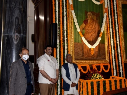RS Deputy Chairman, other parliamentarians pay floral tributes to Sarojini Naidu on her birth anniversary | RS Deputy Chairman, other parliamentarians pay floral tributes to Sarojini Naidu on her birth anniversary