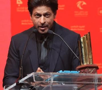 SRK receives Global Icon of Cinema and Cultural Narrative award at Sharjah Int'l Book Fair | SRK receives Global Icon of Cinema and Cultural Narrative award at Sharjah Int'l Book Fair
