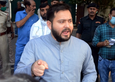 Day ahead of vote count, family and supporters wish Tejashwi on b'day | Day ahead of vote count, family and supporters wish Tejashwi on b'day