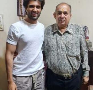 Deverakonda meets Maratha Mandir owner Manoj Desai, clears the air | Deverakonda meets Maratha Mandir owner Manoj Desai, clears the air