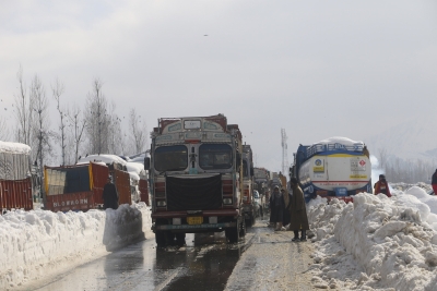 Jammu-Srinagar highway closed for traffic due to bad weather | Jammu-Srinagar highway closed for traffic due to bad weather