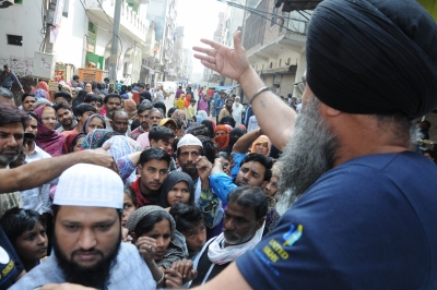 Help for Delhi victims: Muslim ties Sikh turban | Help for Delhi victims: Muslim ties Sikh turban Help for Delhi victims: Muslim ties Sikh turban | Help for Delhi victims: Muslim ties Sikh turban