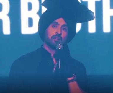 Diljit Dosanjh pays emotional tribute to Moosewala in live concert | Diljit Dosanjh pays emotional tribute to Moosewala in live concert