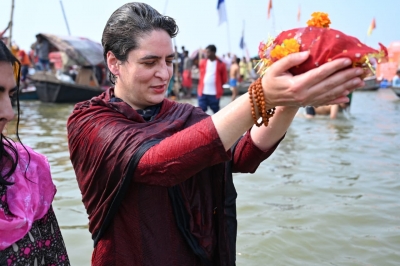 Priyanka takes holy dip at Sangam on 'Mauni Amavasya' | Priyanka takes holy dip at Sangam on 'Mauni Amavasya'