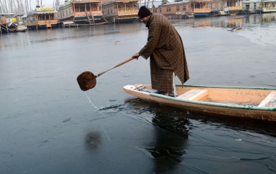 Srinagar freezes at minus 4 as cold dry spell continues in J&K | Srinagar freezes at minus 4 as cold dry spell continues in J&K