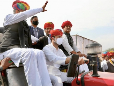 Rahul Gandhi drives to tractor rally in Rajasthan | Rahul Gandhi drives to tractor rally in Rajasthan