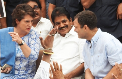 Priyanka running the show with Sonia in hospital and ED grilling Rahul | Priyanka running the show with Sonia in hospital and ED grilling Rahul