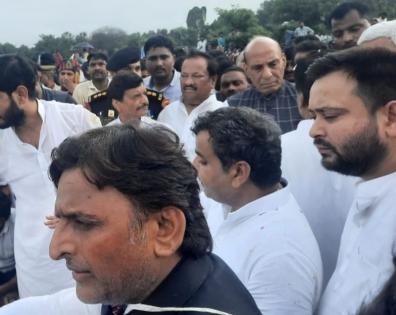 Surge of emotions as Mulayam's mortal remains consigned to flames | Surge of emotions as Mulayam's mortal remains consigned to flames