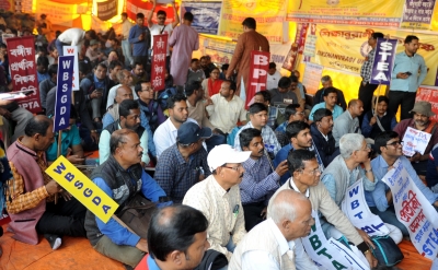 DA crisis: Bengal govt slaps show-cause notice on 766 teachers for taking part in strike | DA crisis: Bengal govt slaps show-cause notice on 766 teachers for taking part in strike DA crisis: Bengal govt slaps show-cause notice on 766 teachers for taking part in strike | DA crisis: Bengal govt slaps show-cause notice on 766 teachers for taking part in strike