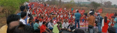 Nashik-Mumbai 'long march' takes a toll on farmers' health, 40 ill | Nashik-Mumbai 'long march' takes a toll on farmers' health, 40 ill Nashik-Mumbai 'long march' takes a toll on farmers' health, 40 ill | Nashik-Mumbai 'long march' takes a toll on farmers' health, 40 ill