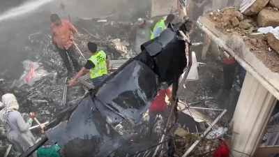 Bollywood expresses shock and grief at Karachi plane crash | Bollywood expresses shock and grief at Karachi plane crash