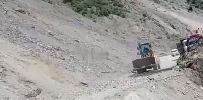 Mudslides, shooting stones block Jammu-Srinagar highway | Mudslides, shooting stones block Jammu-Srinagar highway
