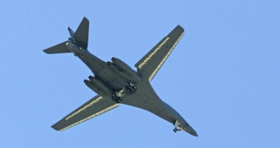 Russian fighter escorts US bomber above Sea of Japan | Russian fighter escorts US bomber above Sea of Japan