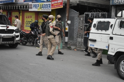 Policeman shot, injured by militants in J&K | Policeman shot, injured by militants in J&K Policeman shot, injured by militants in J&K | Policeman shot, injured by militants in J&K