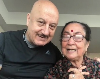 Anupam Kher grooves with his mother Dulari in new video | Anupam Kher grooves with his mother Dulari in new video