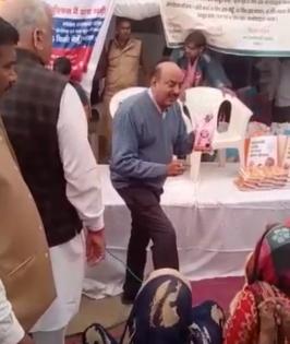 UP BJP leader asks people to vote in return for free foodgrain | UP BJP leader asks people to vote in return for free foodgrain