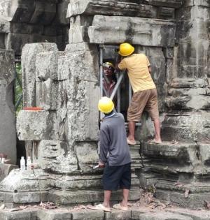 Cambodian experts continue to restore laterite wall of Angkor Thom temple in Angkor park | Cambodian experts continue to restore laterite wall of Angkor Thom temple in Angkor park