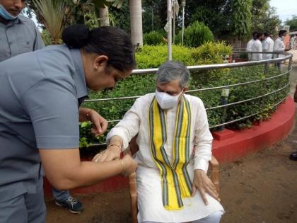 Woman security official ties Rakhi, celebrates Rakshabandhan with Railway Minister Ashwini Vaishnaw | Woman security official ties Rakhi, celebrates Rakshabandhan with Railway Minister Ashwini Vaishnaw