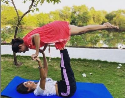 Shilpa Shetty lifts sister Shamita as part of her workout | Shilpa Shetty lifts sister Shamita as part of her workout Shilpa Shetty lifts sister Shamita as part of her workout | Shilpa Shetty lifts sister Shamita as part of her workout