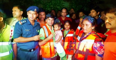 NDRF rescues family stuck in flood waters in Hyderabad | NDRF rescues family stuck in flood waters in Hyderabad