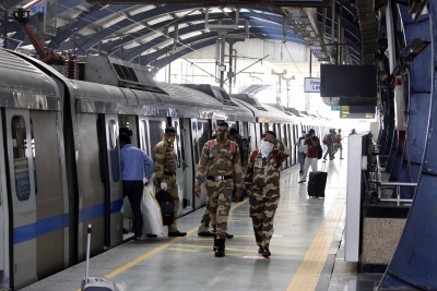 CISF man saves Delhi Metro woman passenger in dangerous position | CISF man saves Delhi Metro woman passenger in dangerous position