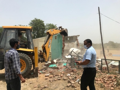 DTCP, MCG demolish illegal structures in Gurugram | DTCP, MCG demolish illegal structures in Gurugram