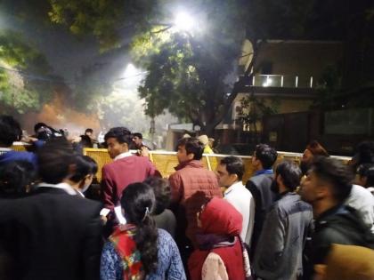 Protestors outside CM Kejriwal's residence, seek action against perpetrators of Delhi violence | Protestors outside CM Kejriwal's residence, seek action against perpetrators of Delhi violence Protestors outside CM Kejriwal's residence, seek action against perpetrators of Delhi violence | Protestors outside CM Kejriwal's residence, seek action against perpetrators of Delhi violence