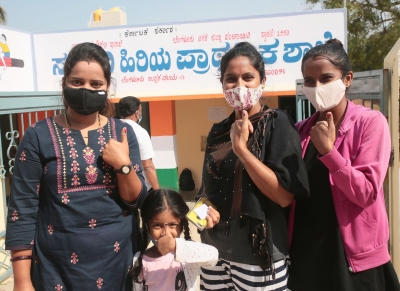 K'taka polls: 20.99% polling in first four hours | K'taka polls: 20.99% polling in first four hours