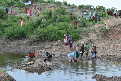 200 women cut through hill to solve water crisis | 200 women cut through hill to solve water crisis