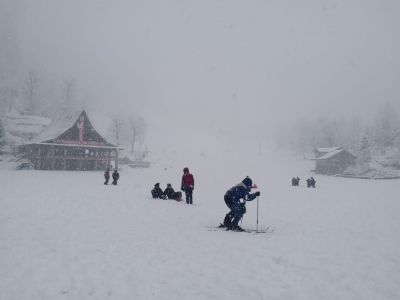 Hooligans spoil the fun in snowy Manali | Hooligans spoil the fun in snowy Manali Hooligans spoil the fun in snowy Manali | Hooligans spoil the fun in snowy Manali