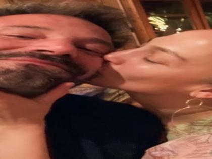 Jennifer Lopez, Ben Affleck kiss on sofa while shopping | Jennifer Lopez, Ben Affleck kiss on sofa while shopping Jennifer Lopez, Ben Affleck kiss on sofa while shopping | Jennifer Lopez, Ben Affleck kiss on sofa while shopping