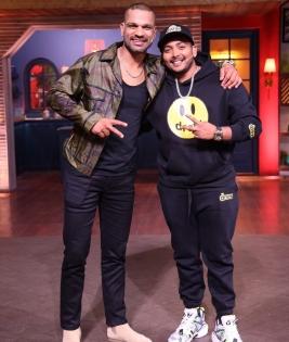 Shikhar Dhawan plays flute, Prithvi Shaw raps on 'The Kapil Sharma Show' | Shikhar Dhawan plays flute, Prithvi Shaw raps on 'The Kapil Sharma Show'