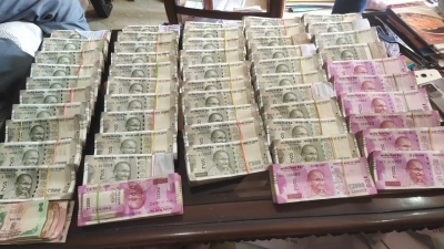 Raided by Vigilance, Odisha official throws away bag full of cash | Raided by Vigilance, Odisha official throws away bag full of cash