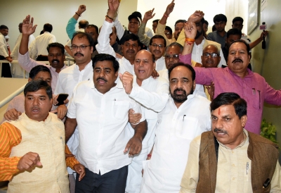 MP crisis: BJP MLAs arrive in Bhopal ahead of Assembly session | MP crisis: BJP MLAs arrive in Bhopal ahead of Assembly session