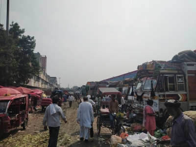 Waste vegetable collectors in Azadpur Mandi badly hit | Waste vegetable collectors in Azadpur Mandi badly hit