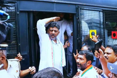 Contractor's death: K'taka Cong leaders arrested while marching towards CM's residence | Contractor's death: K'taka Cong leaders arrested while marching towards CM's residence Contractor's death: K'taka Cong leaders arrested while marching towards CM's residence | Contractor's death: K'taka Cong leaders arrested while marching towards CM's residence