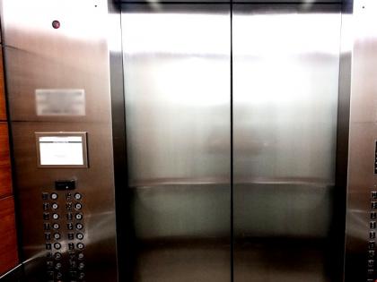Plumber stuck in lift at Delhi's residential building, dies | Plumber stuck in lift at Delhi's residential building, dies