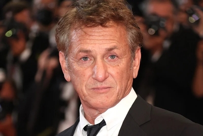 Sean Penn gives Ukrainian President his Oscar in a 'symbolic' gesture | Sean Penn gives Ukrainian President his Oscar in a 'symbolic' gesture