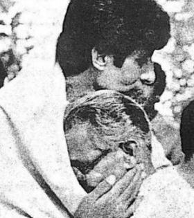 Big B shares nostalgic image remembering father Harivansh Rai Bachchan | Big B shares nostalgic image remembering father Harivansh Rai Bachchan