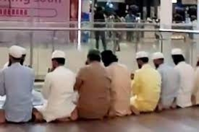 Controversy over namaz in Lulu Mall in Lucknow | Controversy over namaz in Lulu Mall in Lucknow