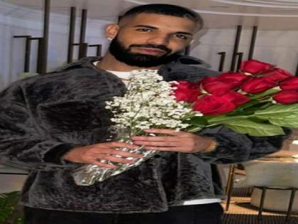 Drake enjoys dinner date with bartender | Drake enjoys dinner date with bartender Drake enjoys dinner date with bartender | Drake enjoys dinner date with bartender