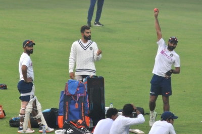 D/N Test: Kohli takes charge, faces Shami during twilight | D/N Test: Kohli takes charge, faces Shami during twilight