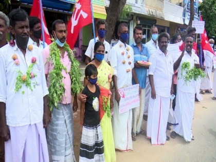 CPI (M) members protest against agriculture reform bills in Rameswaram, wearing potato, onion garlands | CPI (M) members protest against agriculture reform bills in Rameswaram, wearing potato, onion garlands