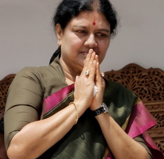 AIADMK expels 9 party functionaries over support to Sasikala | AIADMK expels 9 party functionaries over support to Sasikala
